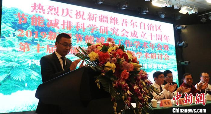 新疆節(jié)能減排科學(xué)研究會(huì)研究員、環(huán)保節(jié)能科學(xué)研究院院長(zhǎng)周彬介紹節(jié)能減排化工重點(diǎn)實(shí)驗(yàn)室。　王小軍 攝