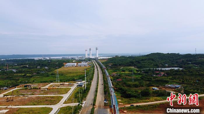 湖北宜昌姚家港化工園在建的三寧化工60萬噸乙二醇項目全景。<a target='_blank' href='http://www.chinanews.com/'>中新社</a>記者董曉斌攝