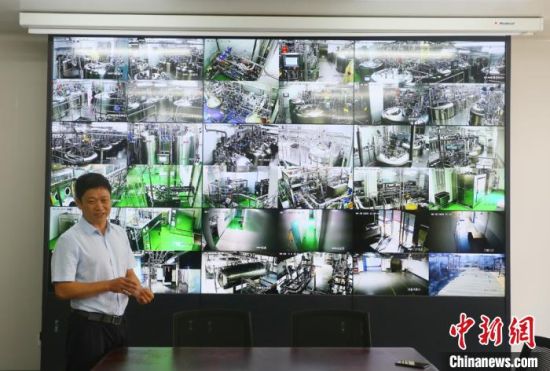 中農威特生物科技股份有限公司負責人介紹疫苗生產情況?！「哒?攝