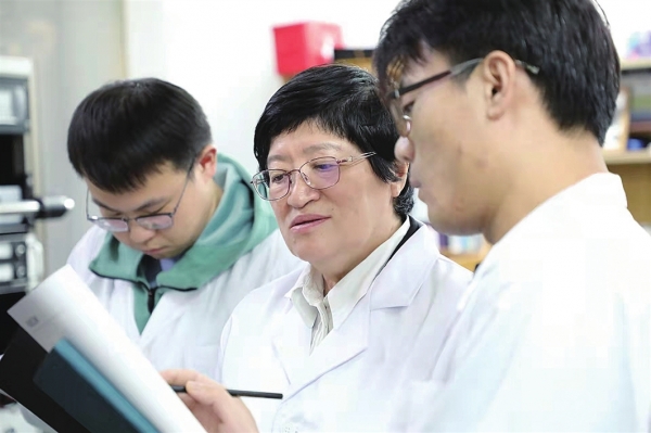 　　30多年來，遲力峰（中）致力于分子和表界面方向的研究。□記者 楊海石 攝